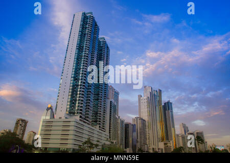 PANAMA CITY, Panama - April 20, 2018: Die Schöne im Blick auf die Skyline von Panama City mit seinen Wolkenkratzern im Finanzdistrikt am Sonnenuntergang Stockfoto