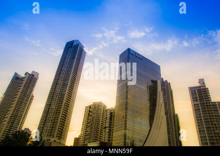 PANAMA CITY, Panama - April 20, 2018: Die Schöne im Blick auf die Skyline von Panama City mit seinen Wolkenkratzern im Finanzdistrikt am Sonnenuntergang Stockfoto