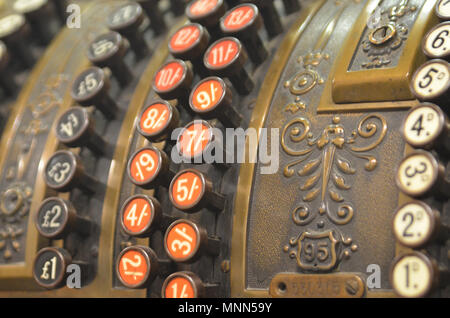 Detailansicht der Tasten auf einem antiken British National Cash Register 4, Brügge, Belgien Stockfoto