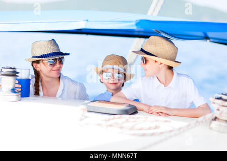 Mutter und ihre Kinder viel Zeit Segeln am Luxus Yacht oder Katamaran Stockfoto