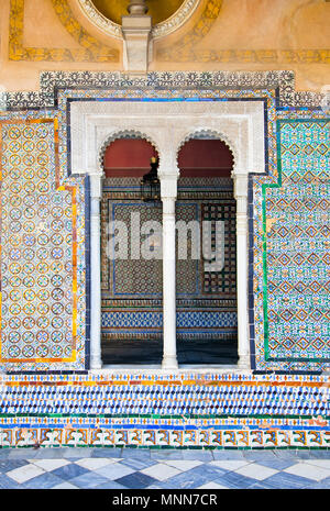 Fenster der Terrasse Principal in La Casa de Pilatos, Sevilla in Spanien. Stockfoto