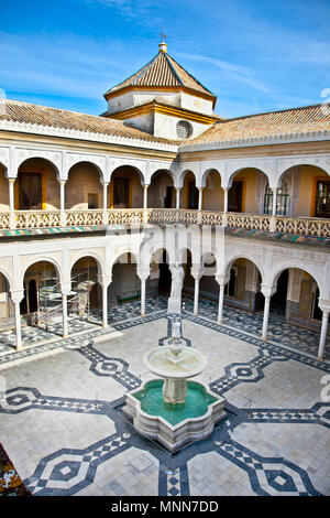 Terrasse die Wichtigsten von La Casa de Pilatos, Sevilla in Spanien. Das Gebäude ist ein wertvoller Palast im Mudejar spanischen Stil. Stockfoto