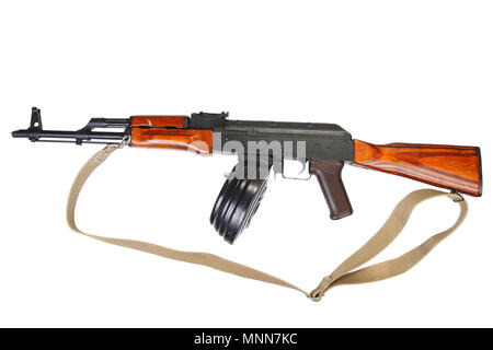 AKM (avtomat Kalashnikova) Kalaschnikow Sturmgewehr mit 75 Runden Drum Magazine isoliert Stockfoto