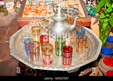 Typisch arabischen Vintage silver Teekannen mit Brille in Cordoba, Spanien. Stockfoto