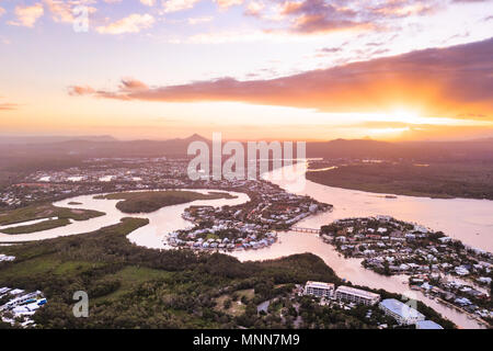 Sonnenuntergang über den Noosa River und Mt Coolum, Noosa Heads, Sunshine Coast, Queensland, Australien Stockfoto