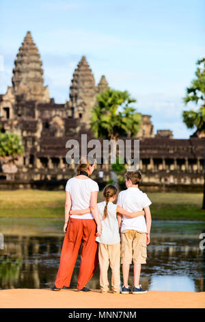 Familie Besuch antiken Tempel Angkor Wat in Siem Reap in Kambodscha Stockfoto