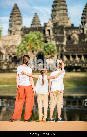 Familie Besuch antiken Tempel Angkor Wat in Siem Reap in Kambodscha Stockfoto