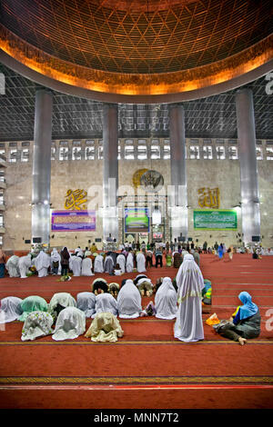 JAKARTA, Indonesien - 27 Dezember: muslimische Gebet an Istiqlal Mesjid Moschee am 27 Dezember, 2011 in Jakarta. Fliesen Muster auf dem Boden zieht der Ort Stockfoto