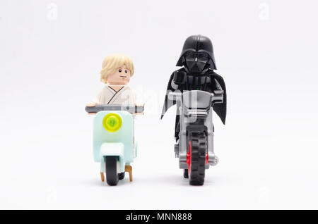 Mini Figur des Darth Vader eine Richtung geben Skywalker reiten Motorrad zu Luke. Lego Minifiguren sind von der Lego Gruppe hergestellt. Stockfoto