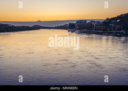 Abends über die Donau in Bratislava, Slowakei Stockfoto