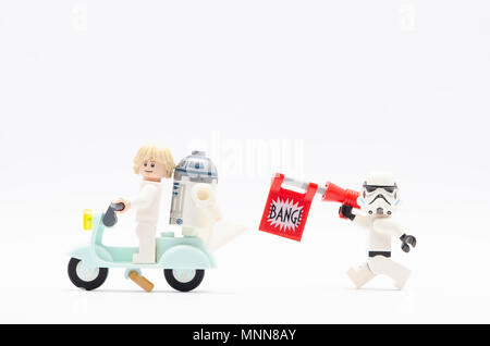 Mini Abbildung von Storm Trooper jagt Luke Skywalker und r2-d2. Lego Minifiguren sind anufactured von der LEGO Gruppe. Stockfoto