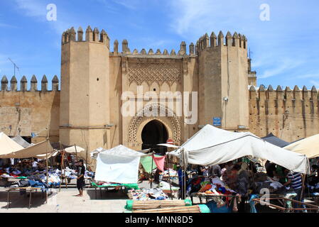 Fes, Marokko - Mai 12, 2013: Eingang der alten Medina am 12. Mai 2013 in Fes, Marokko Stockfoto