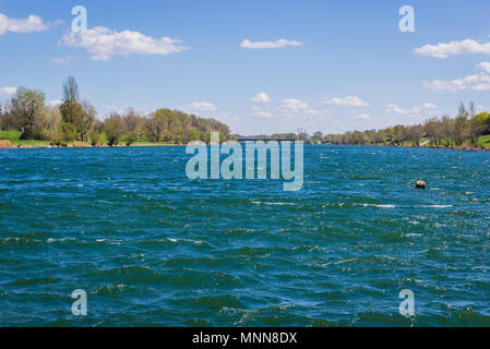 Blick von einer Brücke, die Donauinsel und Donaustadt Bezirk in Wien, Österreich Stockfoto