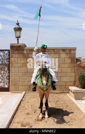 Rabat, Marokko - Mai 13, 2013: Royal Guard in Eintrag von Mausoleum Mohammed V. (Mohamed Ben Yusef) und Hassan II. Mausoleum enthält Gräber der Könige Moham Stockfoto