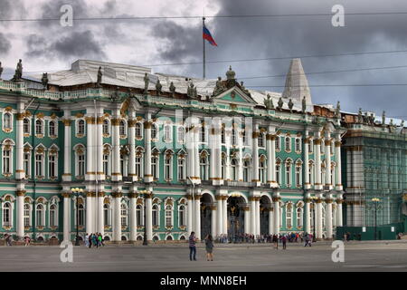 Sankt Petersburg - 7. AUGUST: Fassade des Winter Palace am 7. August 2017 in St. Petersburg, Russland Stockfoto