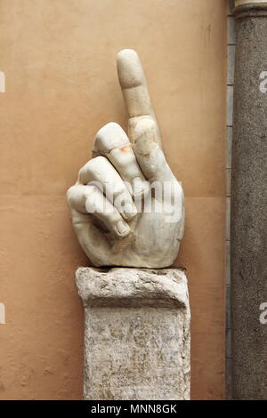 Rechte Hand der Statue des Kolosses von Konstantin in Rom, Italien Stockfoto