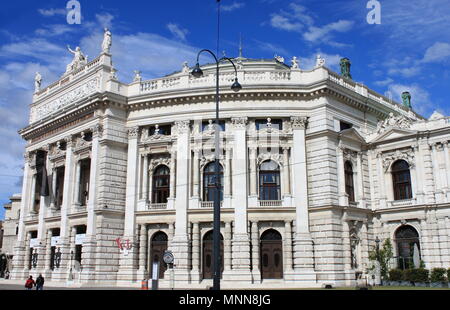 Wien, Österreich - 20. Juli 2011: Fassade des Staates Burgtheater am 20 Juli, 2011 in Wien, Österreich Stockfoto