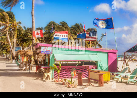 Caye Caulker, Belize - Dezember 18, 2016: Hauptstraße vom Strand in Caye Caulker. Es ist eine kleine Insel in der Nähe von Ambergris Caye, Belize. Stockfoto