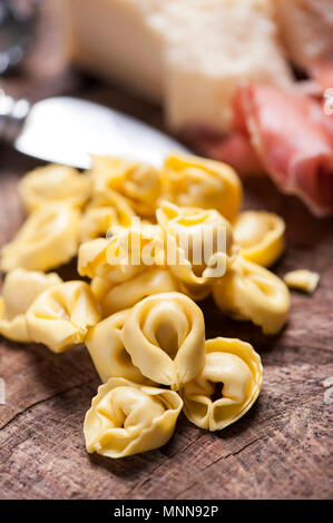 Rohe Tortellini auf rustikalen Holztisch Stockfoto