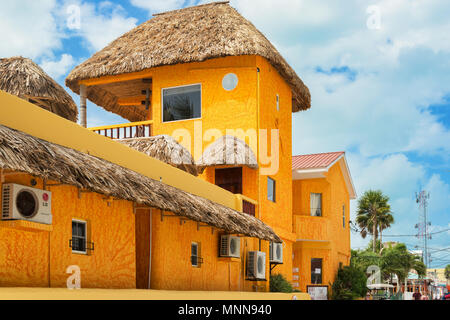 Caye Caulker, Belize - Dezember 20, 2016: Blick auf die farbenfrohen Hotelgebäude in Caye Caulker. Es ist eine kleine Insel in der Nähe von Ambergris Caye, Belize. Stockfoto