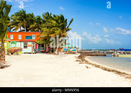 Caye Caulker, Belize - Dezember 24, 2016: Luftbild an der hölzernen Pier dock, Boote Strand und malerischen, entspannende ocean view auf Caye Caulker Belize Ca Stockfoto