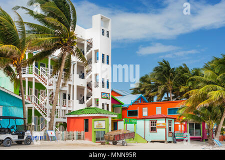 Caye Caulker, Belize - Dezember 20, 2016: Blick in die Moderne Eigentumswohnung Gebäude am Strand in Caye Caulker. Es ist eine kleine Insel in der Nähe von Ambergris Caye, werden Stockfoto