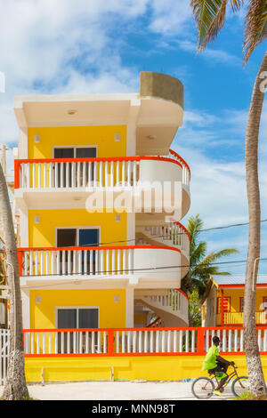 Caye Caulker, Belize - Dezember 20, 2016: Blick in die Moderne Eigentumswohnung Gebäude am Strand in Caye Caulker. Es ist eine kleine Insel in der Nähe von Ambergris Caye, werden Stockfoto