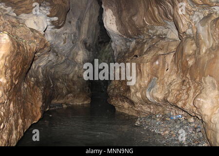 Der Räuber Höhle. Manchmal Natur fängt die besten Bilder es überhaupt ist. Der Räuber Höhle ist einer der seltenen Orte. Räuber Höhle am besten Picknick Stockfoto