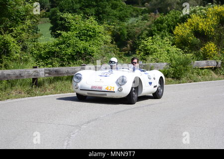 PESARO COLLE SAN BARTOLO, Italien, 17. Mai - 2018: PORSCHE 550 Spyder 1500 RS 1955 auf einem alten Rennwagen Rallye Mille Miglia 2018 die berühmten Italia Stockfoto