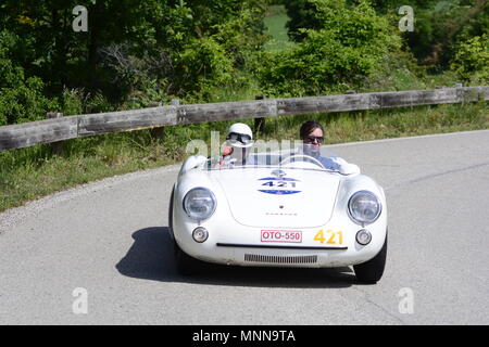 PESARO COLLE SAN BARTOLO, Italien, 17. Mai - 2018: PORSCHE 550 Spyder 1500 RS 1955 auf einem alten Rennwagen Rallye Mille Miglia 2018 die berühmten Italia Stockfoto
