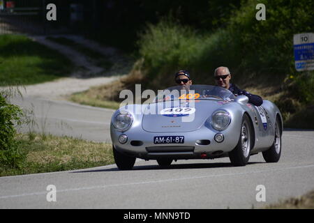 PESARO SAN BARTOLO, Italien, 17. Mai - 2018: PORSCHE 550 Spyder 1500 RS 1955 auf einem alten Rennwagen Rallye Mille Miglia 2018 die berühmten italienischen Stockfoto