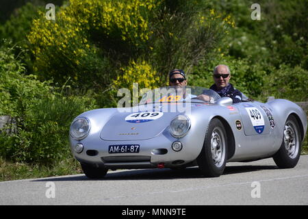 PESARO SAN BARTOLO, Italien, 17. Mai - 2018: PORSCHE 550 Spyder 1500 RS 1955 auf einem alten Rennwagen Rallye Mille Miglia 2018 die berühmten italienischen Stockfoto