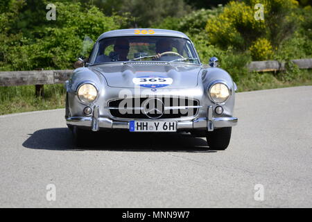 PESARO COLLE SAN BARTOLO, Italien, 17. Mai - 2018: Mille Miglia 2018 die berühmten Italia Stockfoto