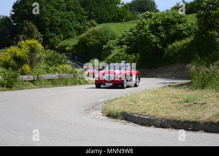 PESARO SAN BARTOLO, Italien, 17. Mai - 2018: Austin Healey 100/4 BN2 1956 auf einem alten Rennwagen Rallye Mille Miglia 2018 die berühmten italienischen seine Stockfoto