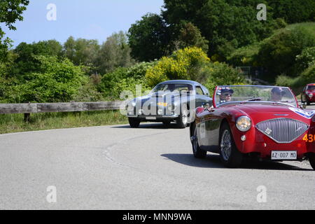 PESARO SAN BARTOLO, Italien, 17. Mai - 2018: Austin Healey 100/4 BN2 1956 auf einem alten Rennwagen Rallye Mille Miglia 2018 die berühmten italienischen seine Stockfoto