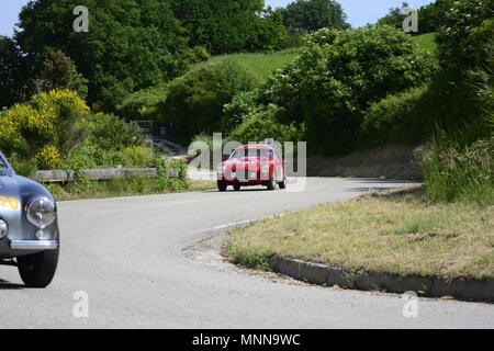 PESARO SAN BARTOLO, Italien, 17. Mai - 2018: Austin Healey 100/4 BN2 1956 auf einem alten Rennwagen Rallye Mille Miglia 2018 die berühmten italienischen seine Stockfoto