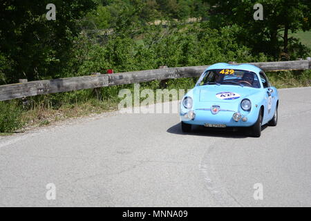 PESARO SAN BARTOLO, Italien, 17. Mai - 2018: ABARTH FIAT 750 GT ZAGATO 1956 auf einem alten Rennwagen Rallye Mille Miglia 2018 die berühmten italienischen h Stockfoto