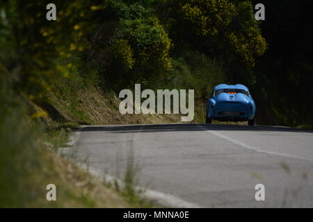 PESARO SAN BARTOLO, Italien, 17. Mai - 2018: ABARTH FIAT 750 GT ZAGATO 1956 auf einem alten Rennwagen Rallye Mille Miglia 2018 die berühmten italienischen h Stockfoto