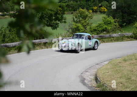 PESARO SAN BARTOLO, Italien, 17. Mai - 2018: MG A Coupe' 1957 auf einem alten Rennwagen Rallye Mille Miglia 2018 die berühmte italienische historische Rennen Stockfoto