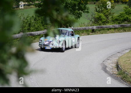 PESARO SAN BARTOLO, Italien, 17. Mai - 2018: MG A Coupe' 1957 auf einem alten Rennwagen Rallye Mille Miglia 2018 die berühmte italienische historische Rennen Stockfoto