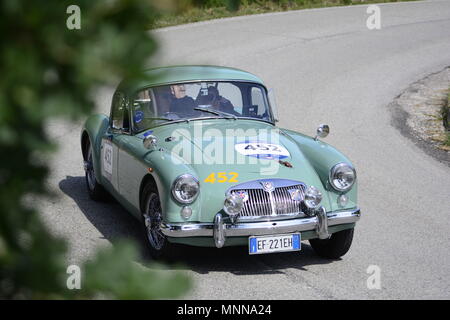 PESARO SAN BARTOLO, Italien, 17. Mai - 2018: MG A Coupe' 1957 auf einem alten Rennwagen Rallye Mille Miglia 2018 die berühmte italienische historische Rennen Stockfoto