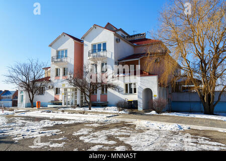 Elista, Kalmückien, Russland - 6. März 2018: Wohnhaus in der Stadt Schach im Frühjahr Stockfoto