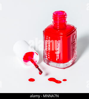 Roter Nagellack in weißer Hintergrund Stockfoto