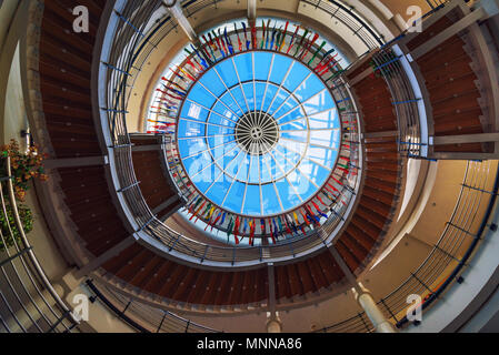 Elista, Kalmückien, Russland - 6. März 2018: Die innere Kuppel, Wendeltreppe und Flaggen verschiedener Länder in Schach Palast in der Stadt Schach Stockfoto