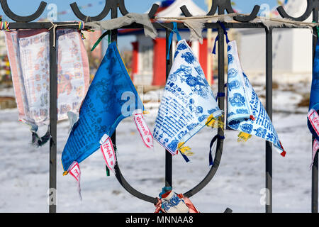 Elista, Kalmückien Russland - 6. März 2018: die buddhistische Erleuchtung beten Flags in der Nähe der Stupa Stockfoto