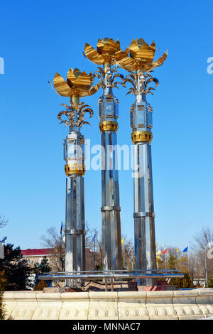 Elista, Kalmückien, Russland - März 6, 2018: Brunnen drei Lotus an zentralen Platz im Frühjahr Stockfoto