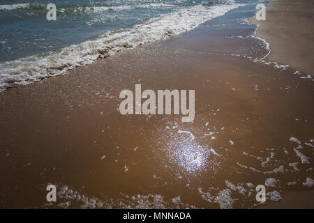 Reflexionen der Sonne auf die Küste Meer Wasser von einem Sandstrand, Bibione, Veneto, Italien Stockfoto