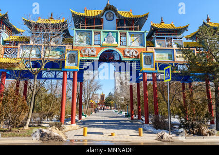 Elista, Kalmückien Russland - 6. März 2018: Blick auf die Golden Gate im Frühjahr Stockfoto