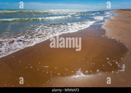 Reflexionen der Sonne auf die Küste Meer Wasser von einem Sandstrand, Bibione, Veneto, Italien Stockfoto