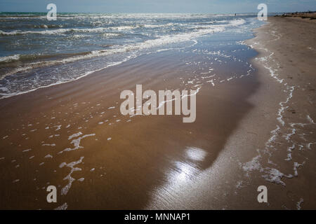 Reflexionen der Küste Meer Wasser von einem Sandstrand, Bibione, Veneto, Italien Stockfoto